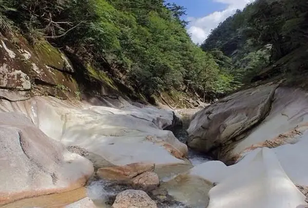 大崩山 三里河原で沢遊び。