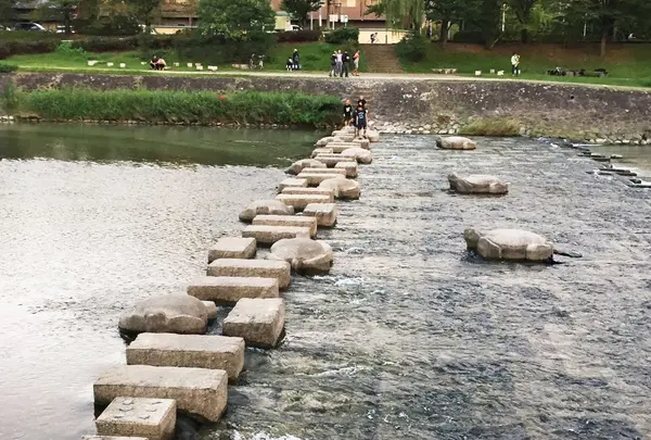 荒神橋と、飛び石