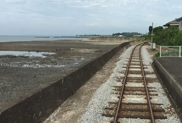 島鉄で海岸沿いを走る