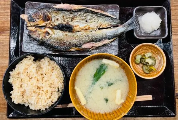 炭火焼干物定食 しんぱち食堂