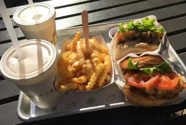 シェイクシャック 外苑いちょう並木店 （SHAKE SHACK）の写真・動画_image_166961