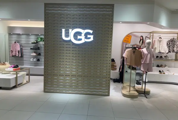 UGG🄬 ルクア大阪