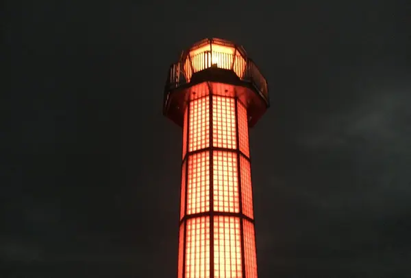 高松港玉藻防波堤灯台(赤灯台)