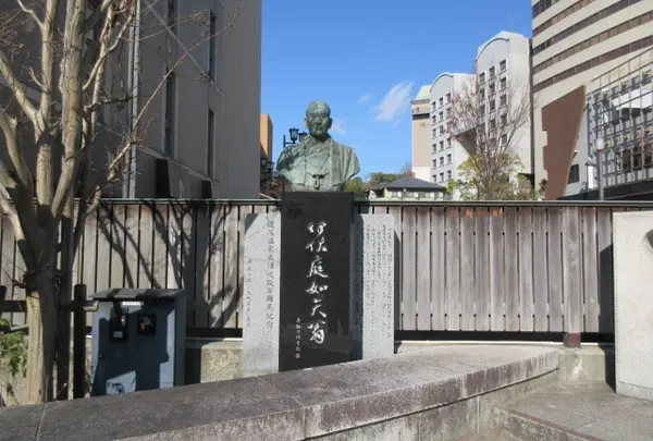 伊佐庭如矢像