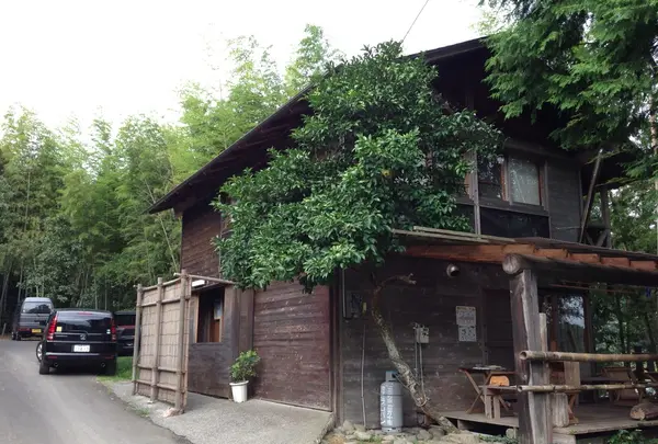川辺のコテージ