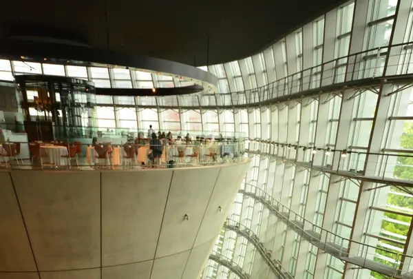 国立新美術館
