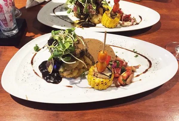 EAT Bar & Grill Restaurant Karon