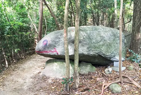 猿投山 カエル石