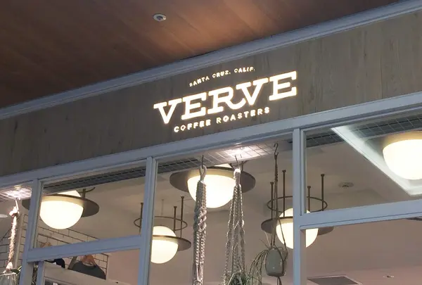 VERVE COFFEE ROASTERS SHINJUKU STATION（ヴァーヴ コーヒー ロースターズ シンジュク ステーション）