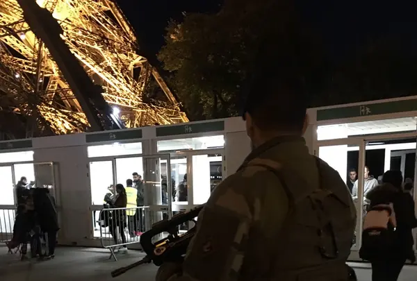 エッフェル塔 セキュリティーチェック