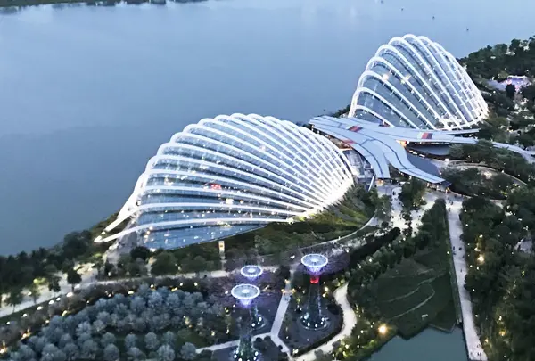 Cloud Forest and Flower Dome（Gardens By The Bay）