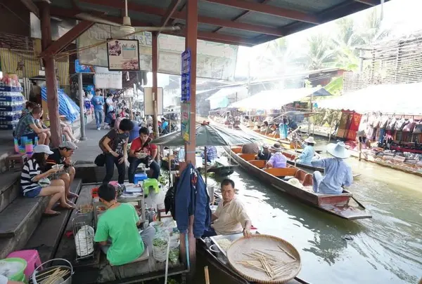 Damnoen Saduak floating market