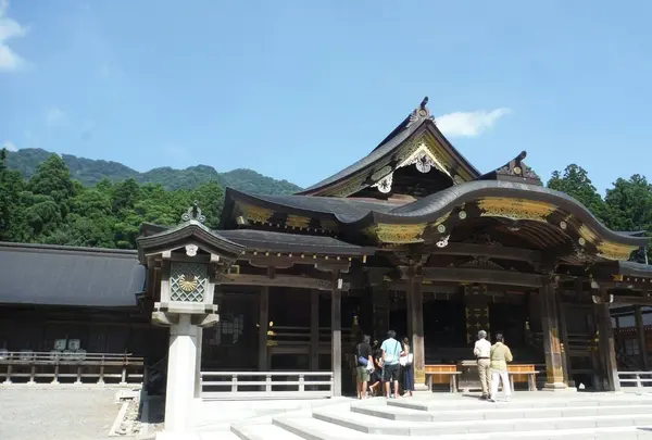弥彦神社