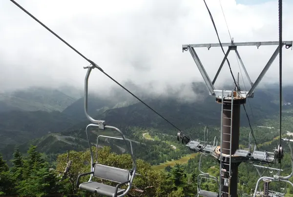 横手山スカイレーターとスカイペアリフト