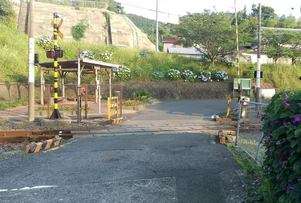 新地踏切