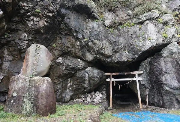 御厨人窟・神明窟