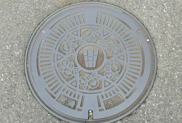 常滑のマンホールですね