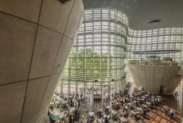 国立新美術館