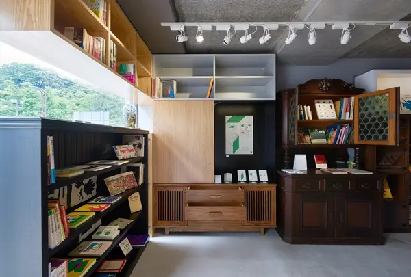 Books under Hotchkiss