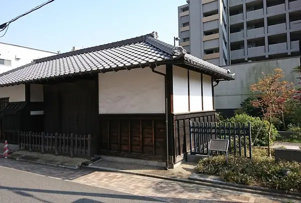 主税町長屋門(ちからまちながやもん)