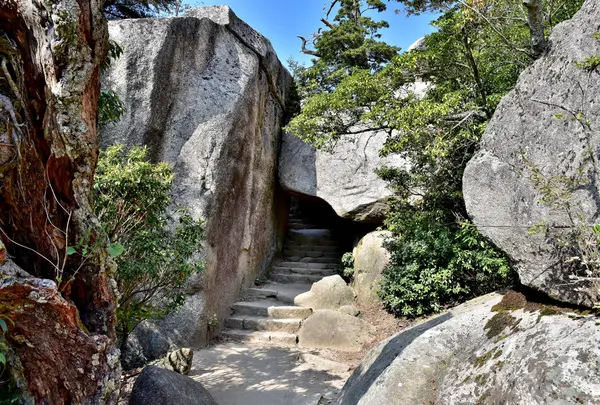 くぐり岩