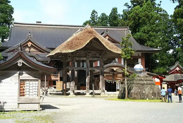 出羽神社（三神合祭殿）