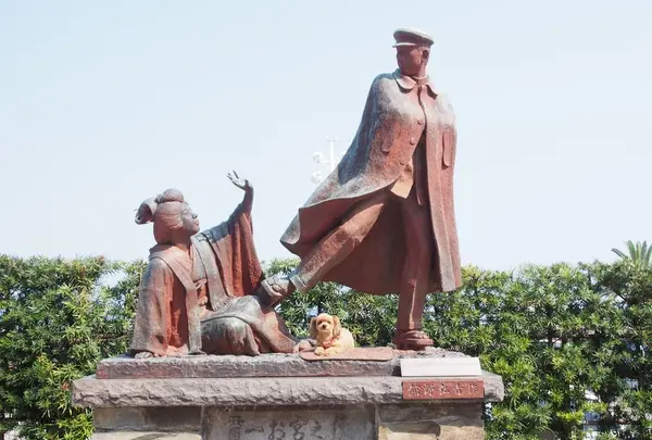 貫一お宮の像（お宮の松）