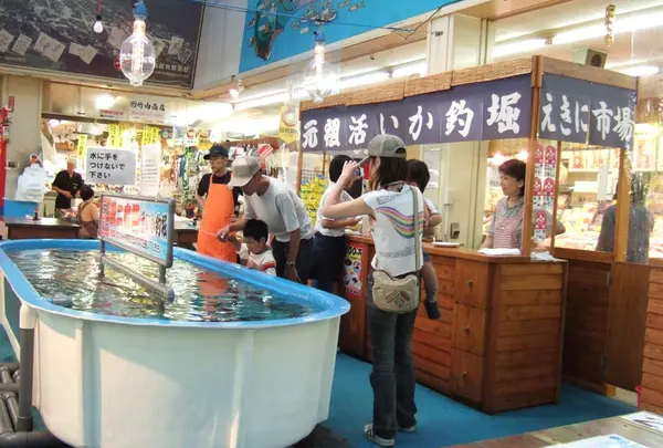 函館朝市えきに市場 活いか釣り堀