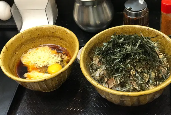 なぜ蕎麦にラー油を入れるのか。 新橋店