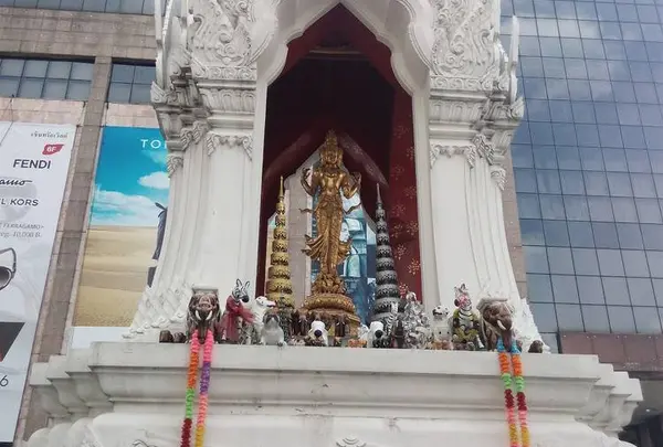 トリムルティの祠
