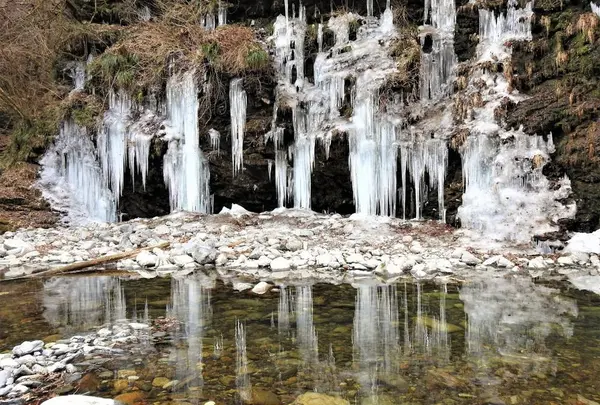 三十槌の氷柱