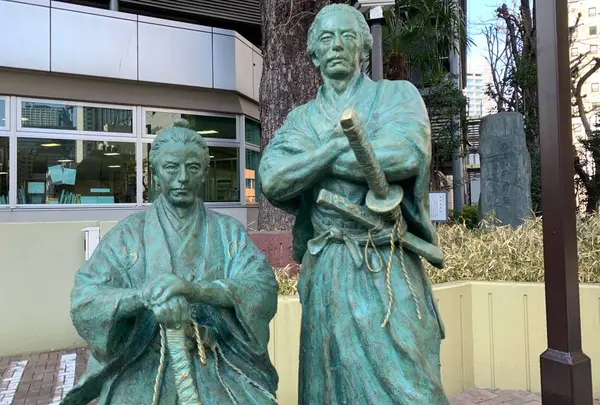 勝海舟・坂本龍馬師弟像/勝海舟旧居宅跡（明治5年以後）