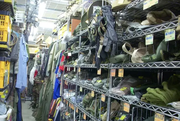 いは軍払い下げ品店