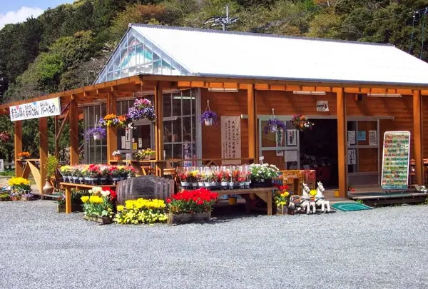 緑の農園直売店にぎやかな春