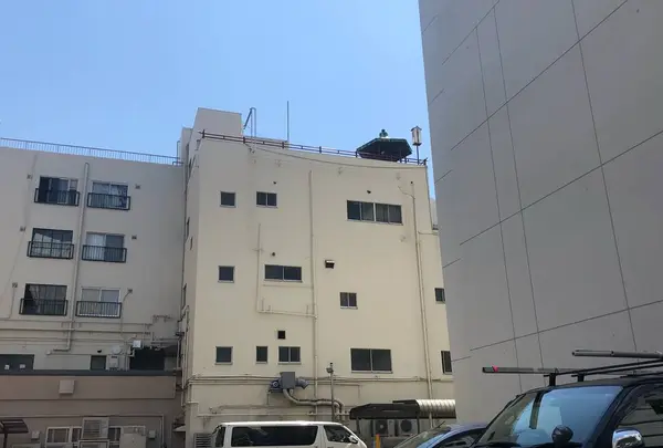 作徳稲荷大明神（屋上の稲荷様）