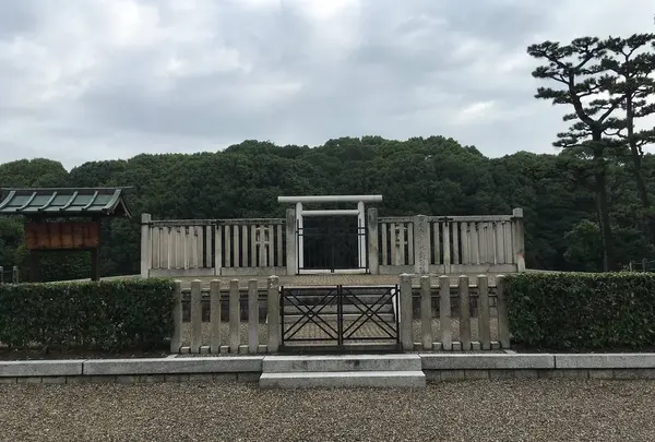 仲哀天皇陵（岡ミサンザイ古墳）