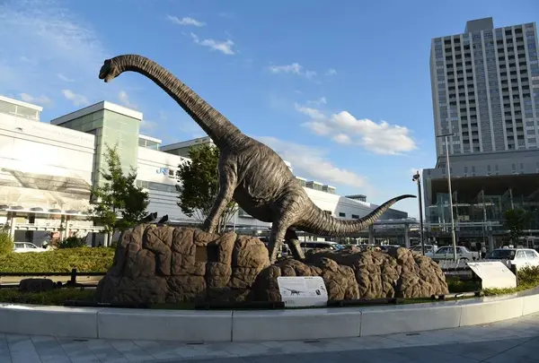 福井駅西口広場(恐竜広場)