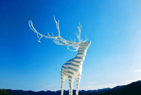 白い鹿のオブジェ