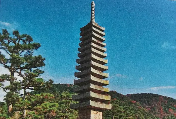十三重石塔