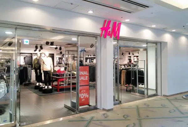 H&M 横浜ランドマークプラザ店
