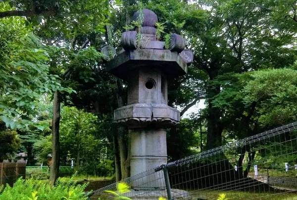 お化け灯籠