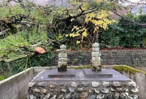 軽皇子と妹の軽大郎女の墓と伝わっている