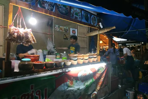 屋台でイサーン料理