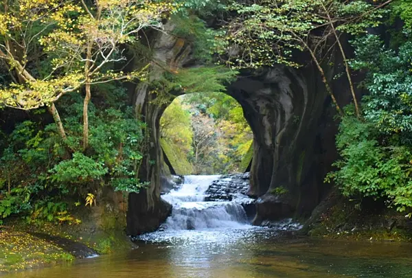 亀岩の洞窟