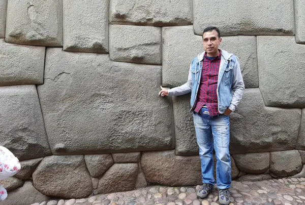 12角の石（Twelve Angled Stone）