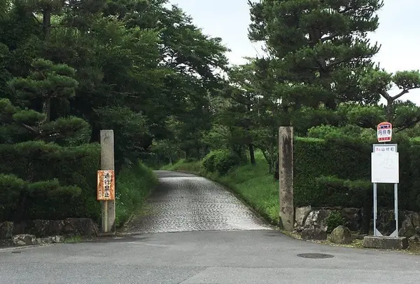 円照寺が作品にある月修寺のモデル
