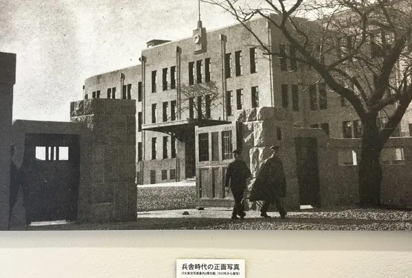 当時の麻布三連隊営庭があった場所に、今は国立新美術館などが建っている。