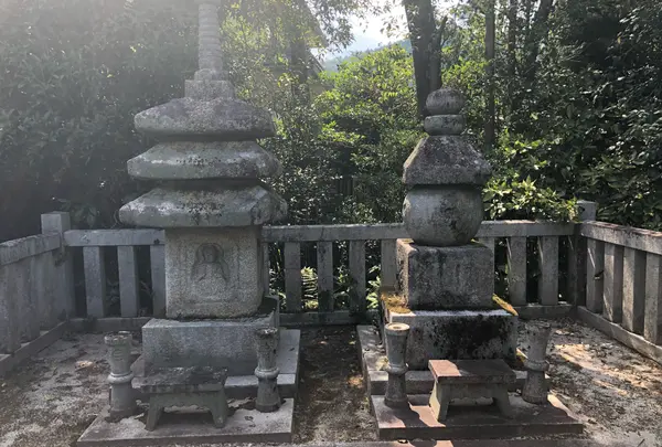 宝筐院　楠木正行公首塚