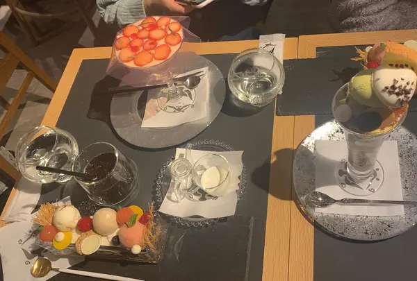夜パフェ専門店 モモブクロ