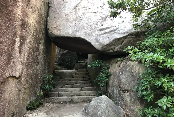 くぐり岩